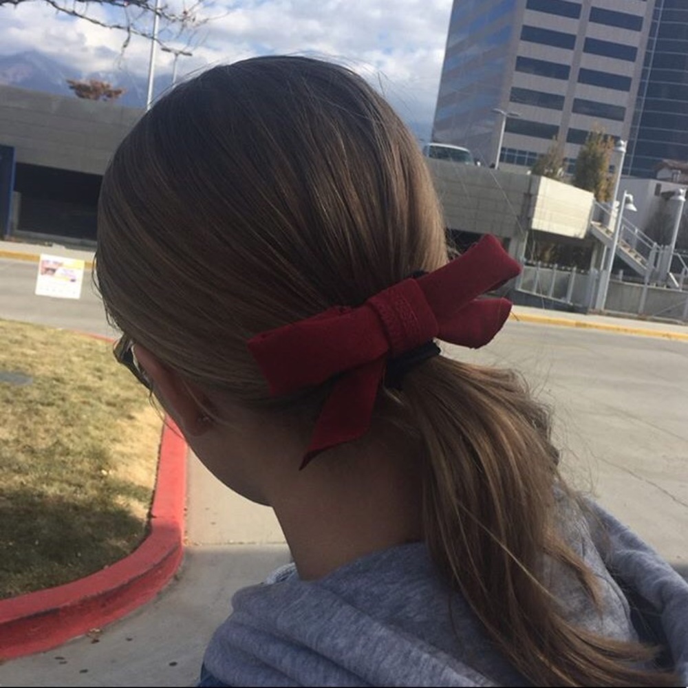 Handsewn vintage hairbow (red)